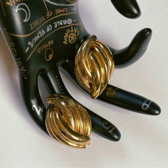 Vintage 1980s Gold Tone Overlapping Ribbed Clip On Earrings - Picture 3 of 6